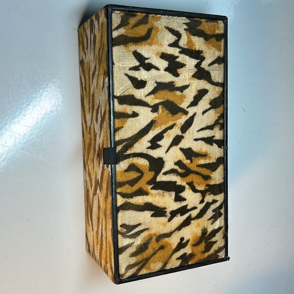 Box full of Vintage Bakelite Jewelry - Picture 15 of 15